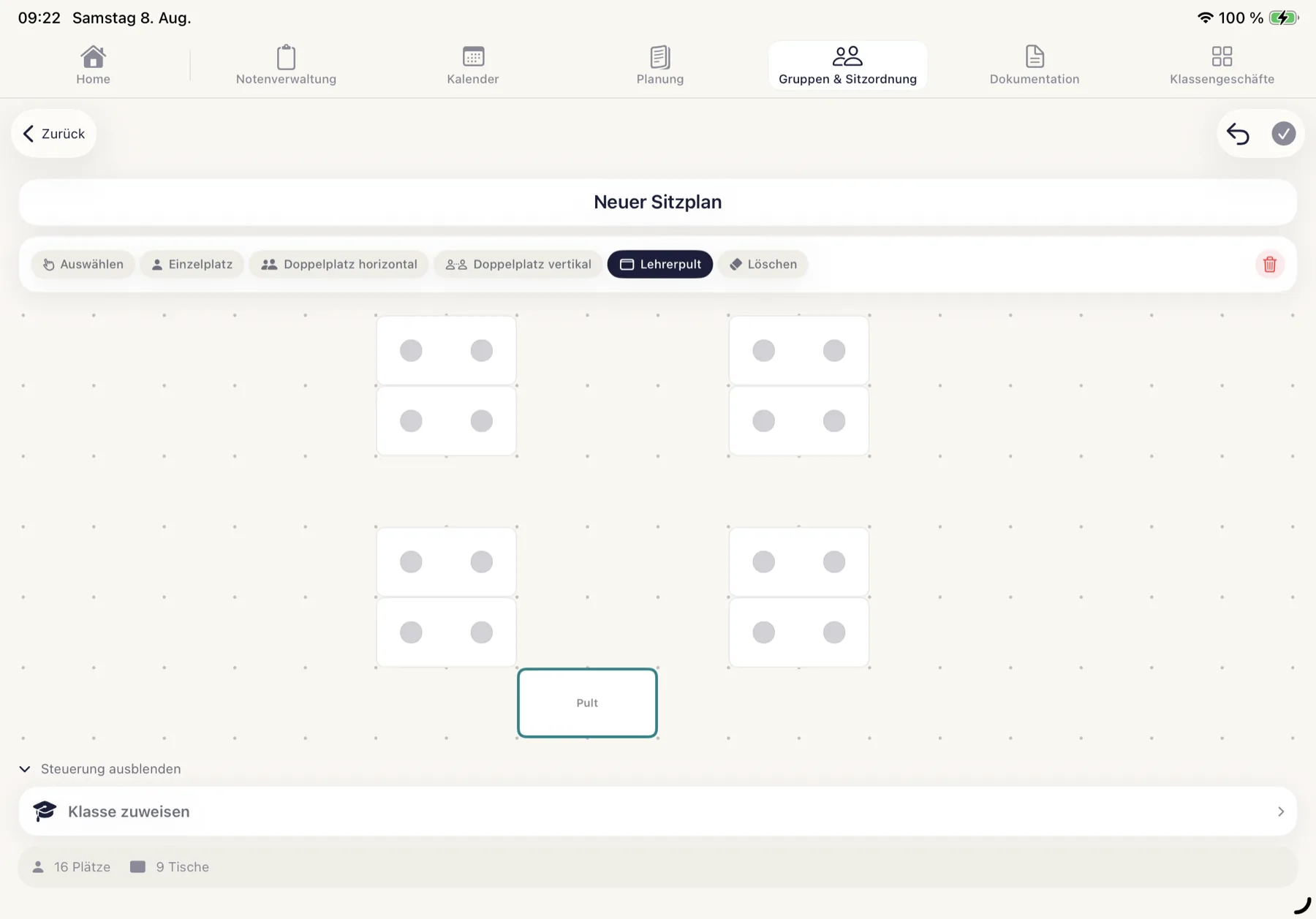 Fertiges Raumlayout mit acht Doppeltischen und Pult